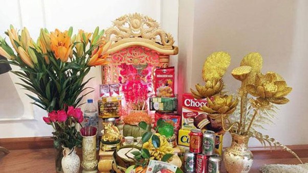 Dùng hoa và trái cây tươi khi cúng Thần Tài