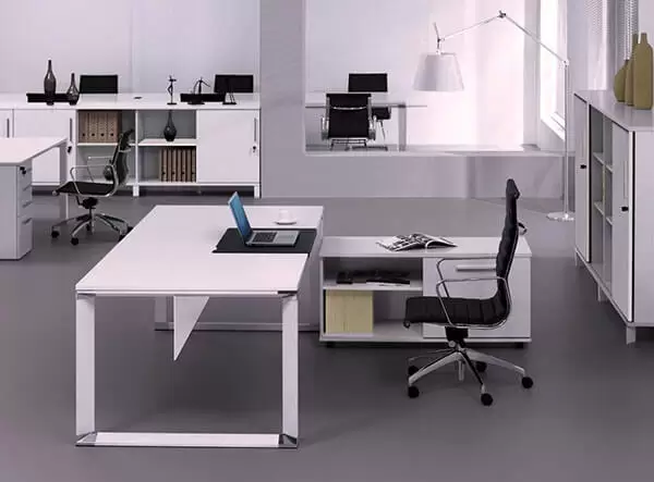 Không đặt bàn ở giữa phòng làm việc