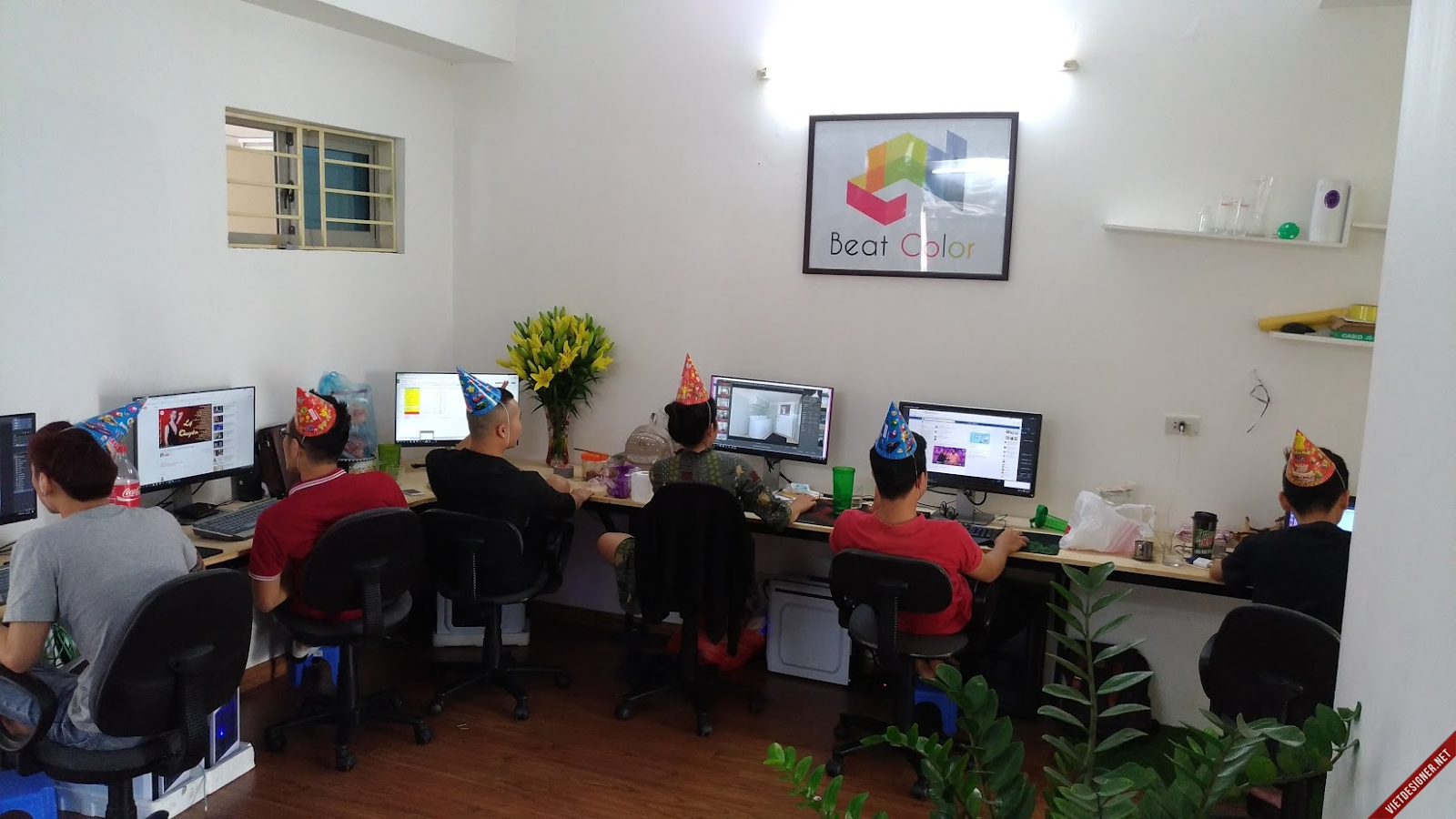 nhân viên chỉnh sửa ảnh bất động sản