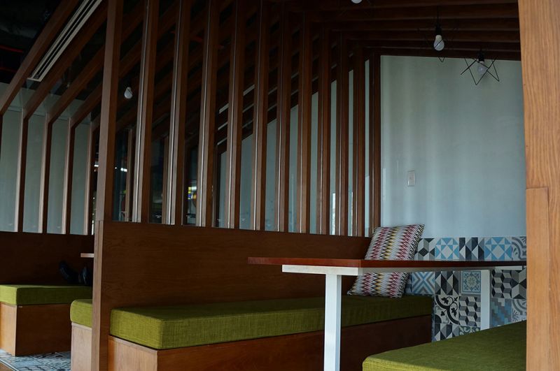 Sảnh tiếp khách mở, không gò bò màu nâu trầm ấm tạo không gian ấm cúng, gần gũi