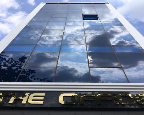 toa nha the office building